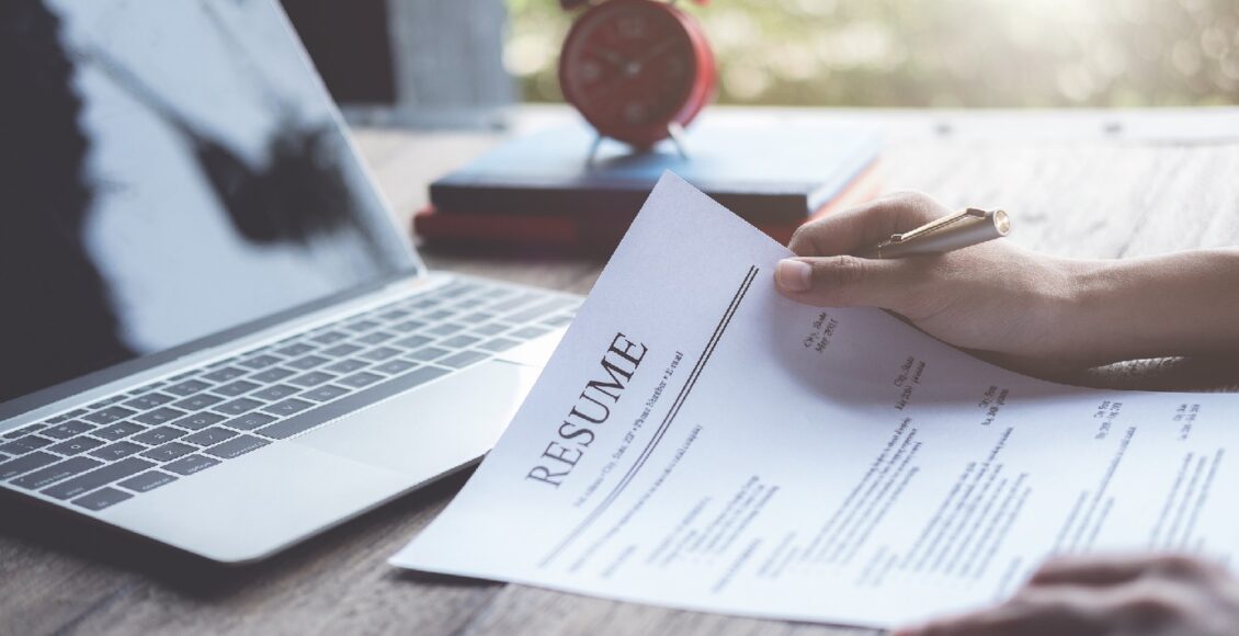 أفضل مواقع ذكاء اصطناعي لإنشاء سيرة ذاتية احترافية